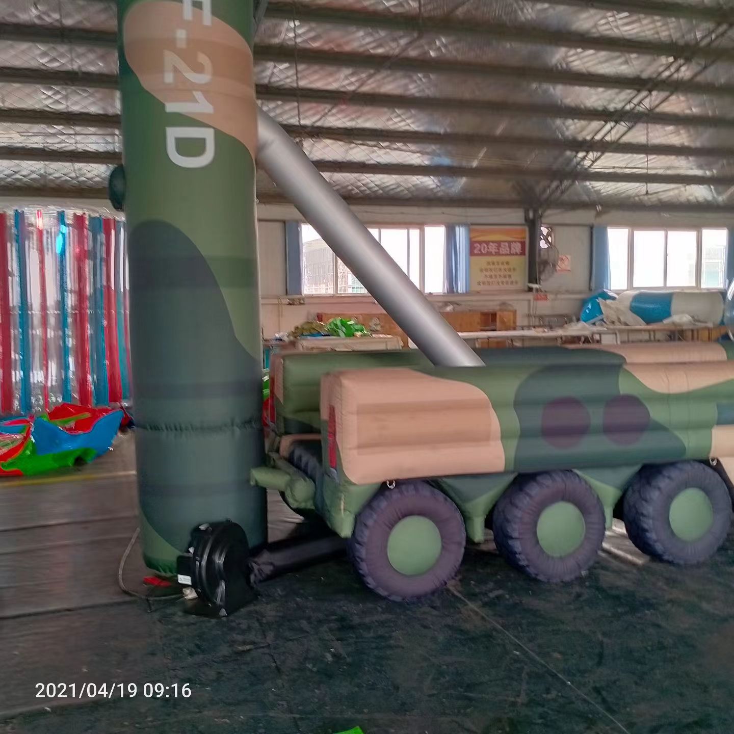 关岭军事演习中的充气目标车辆：模拟发射车雷达车坦克飞机